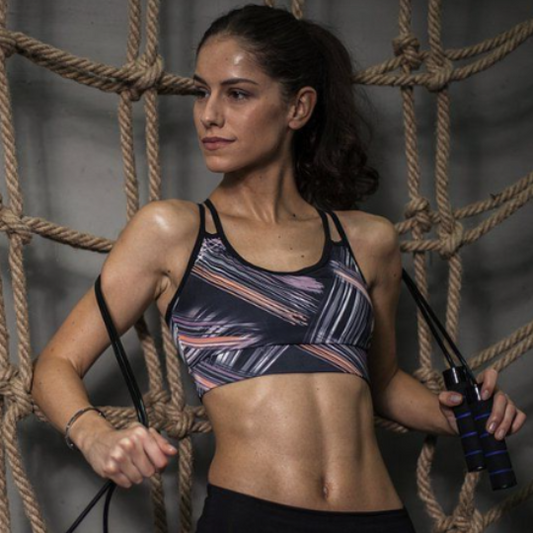 Corde-a-sauter-femme-sportive