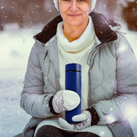 Gourde isotherme tenue en main prête pour la journée froide