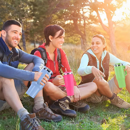 Gourde isotherme utilisée en extérieur entre amis