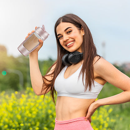 femme au parc avec shaker proteine