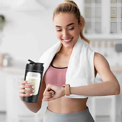 femme avec serviette tient shaker proteine