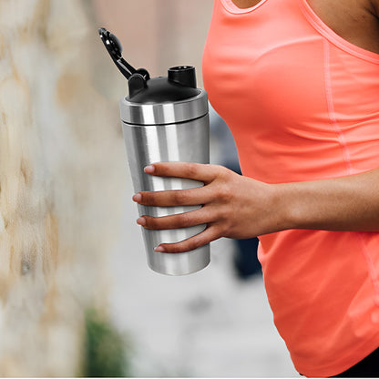 femme tiens shaker proteine avec bouchon ouvert