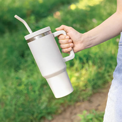 gourde-isotherme-en-main-pendant-une-randonnee