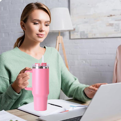 Gourde isotherme posée sur un bureau avec ordinateur portable
