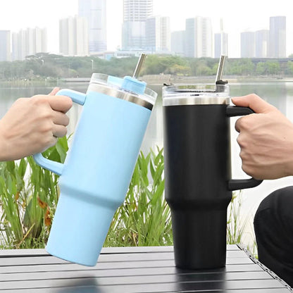 Gourde isotherme tenant debout sur une table extérieure