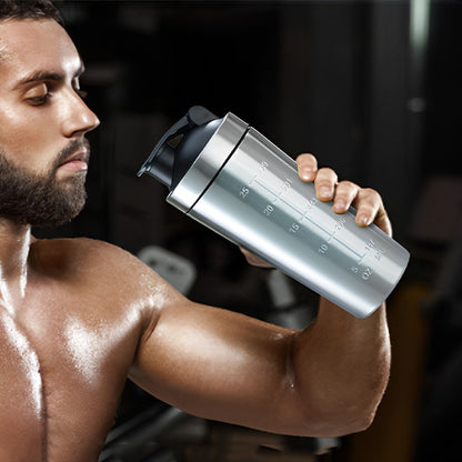 homme bois shake dans shaker proteine