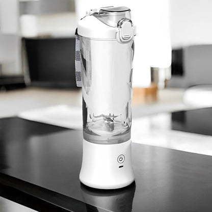Shaker proteine posé sur une surface en bois noir